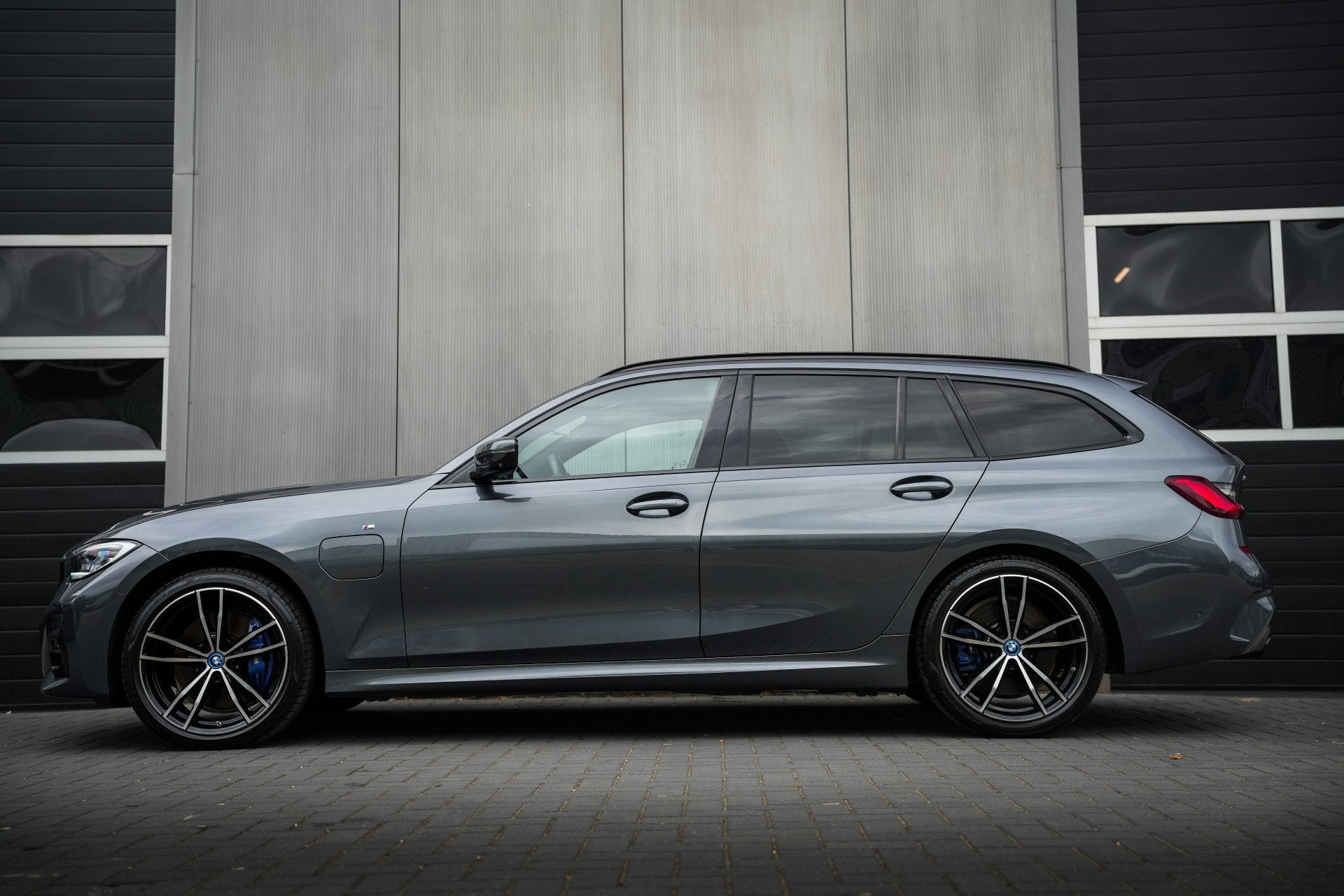 BMW 3 Serie Touring 330e 292 pk xDrive High Executive M-Spor, Auto's, Gebruikt, Zwart, 4 cilinders, 1865 kg