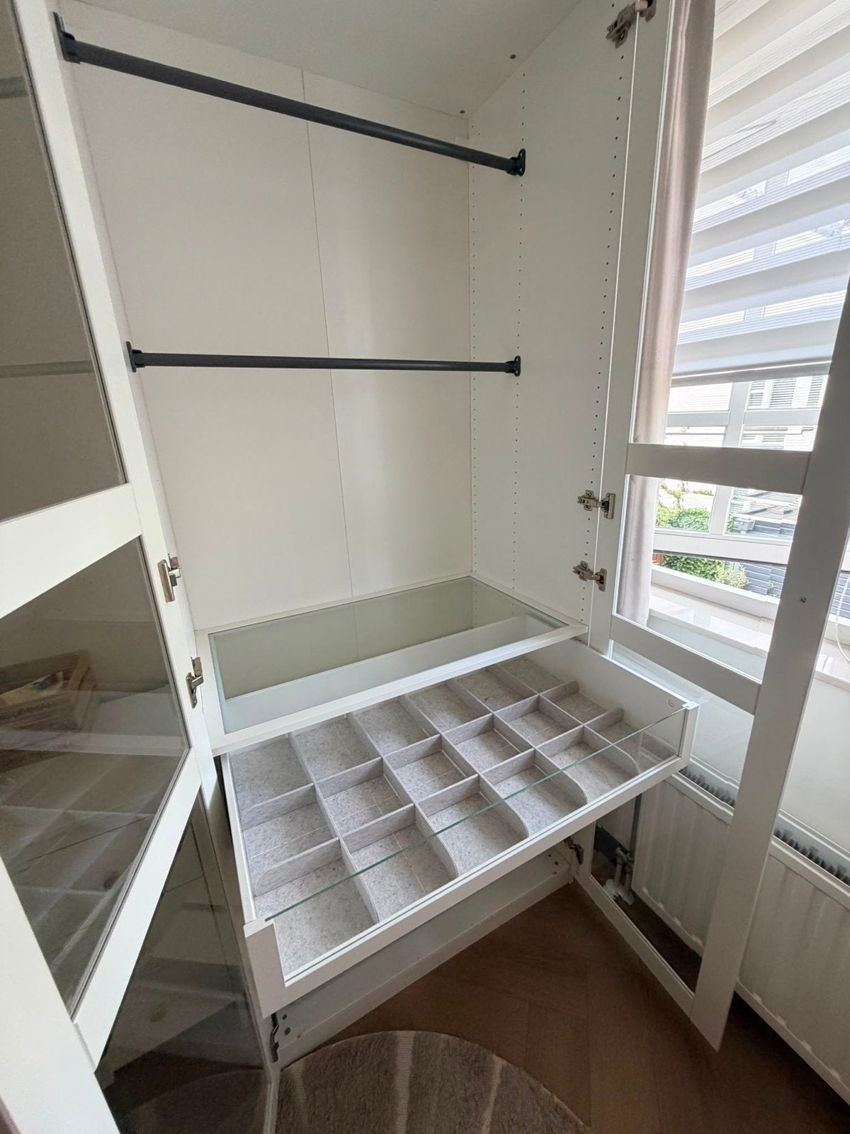 Witte kledingkast met glazen deuren en lades, Ophalen, 200 cm of meer, 50 tot 100 cm, Zo goed als nieuw