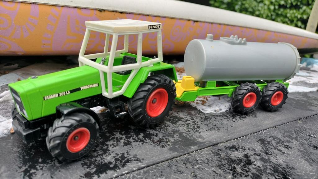 Flinke SIKU FENDT tractor met aanhanger, Ophalen of Verzenden, Gebruikt, Tractor of Landbouw, SIKU