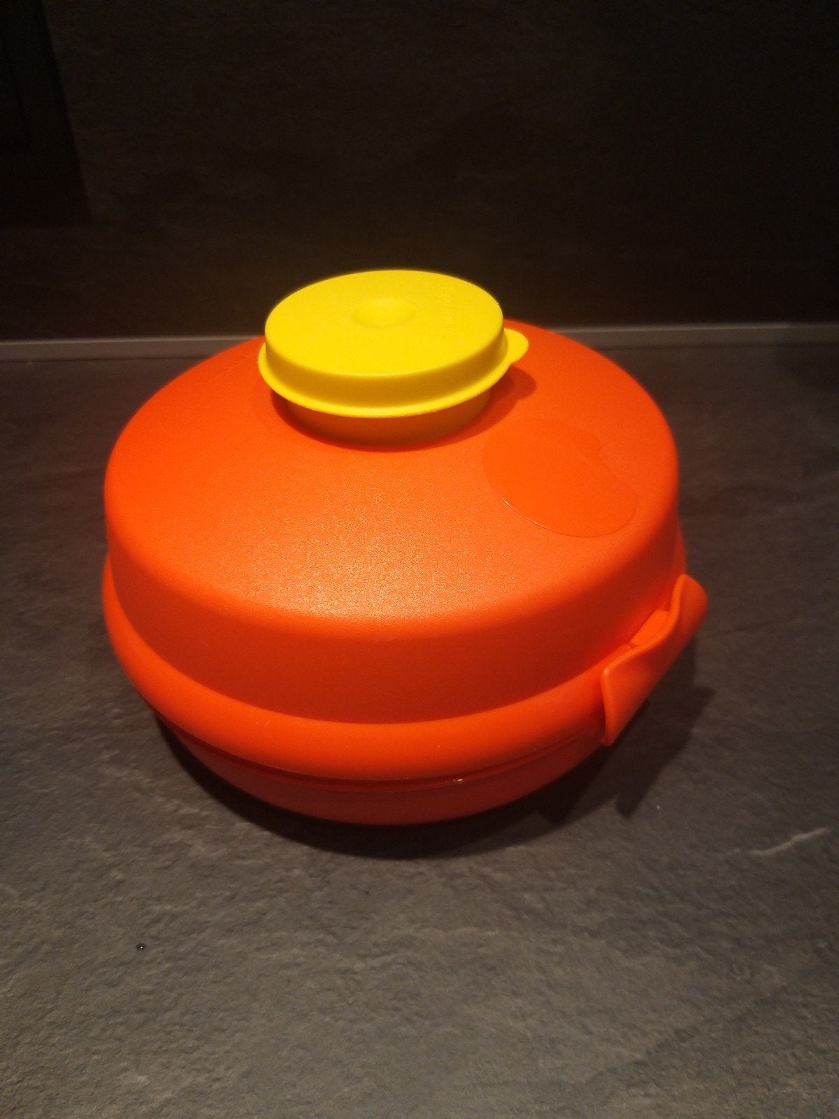 Tupperware Oranje Lunchbox met Geel Sausbakje, Bewaardoos, Oranje, Ophalen of Verzenden, Zo goed als nieuw