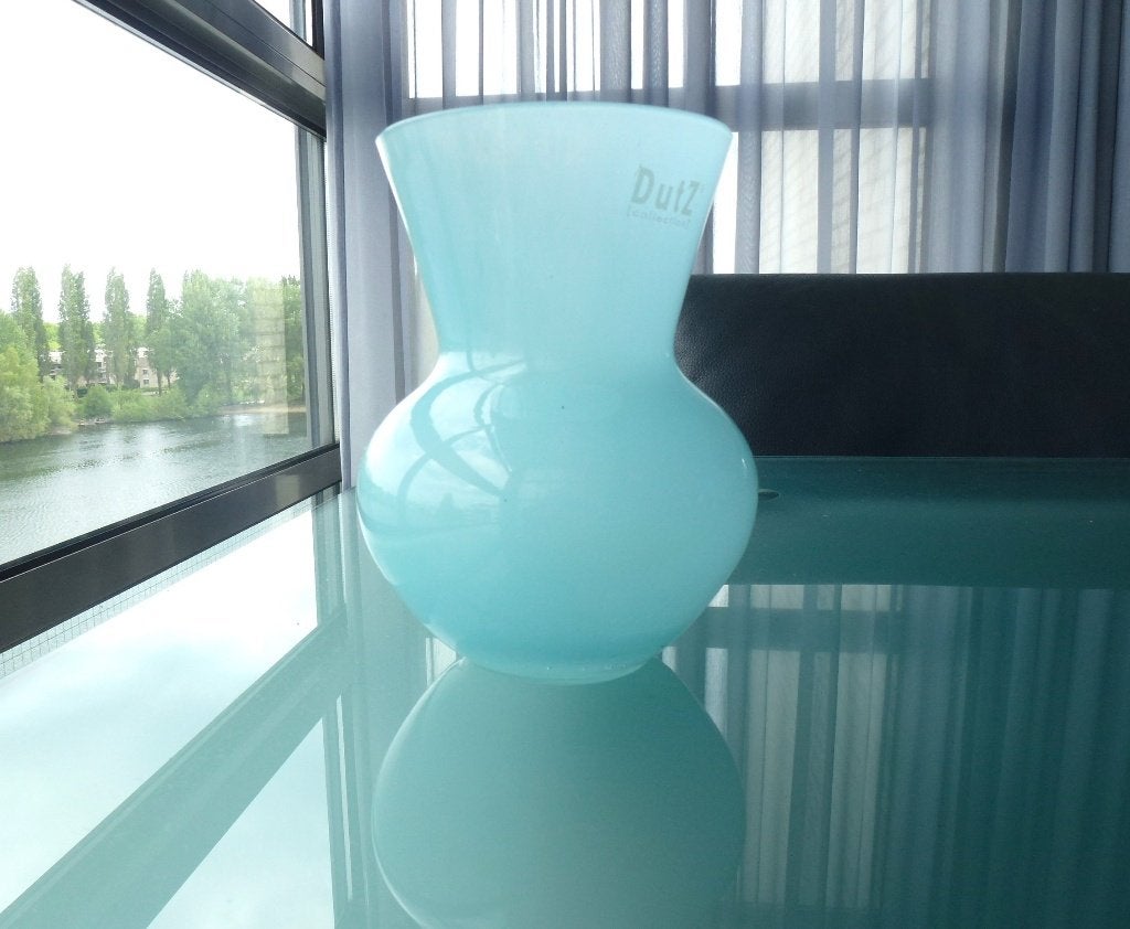 Mooie mond geblazen turquoise vaas van DutZ, Overige kleuren, Ophalen of Verzenden, Minder dan 50 cm, Glas