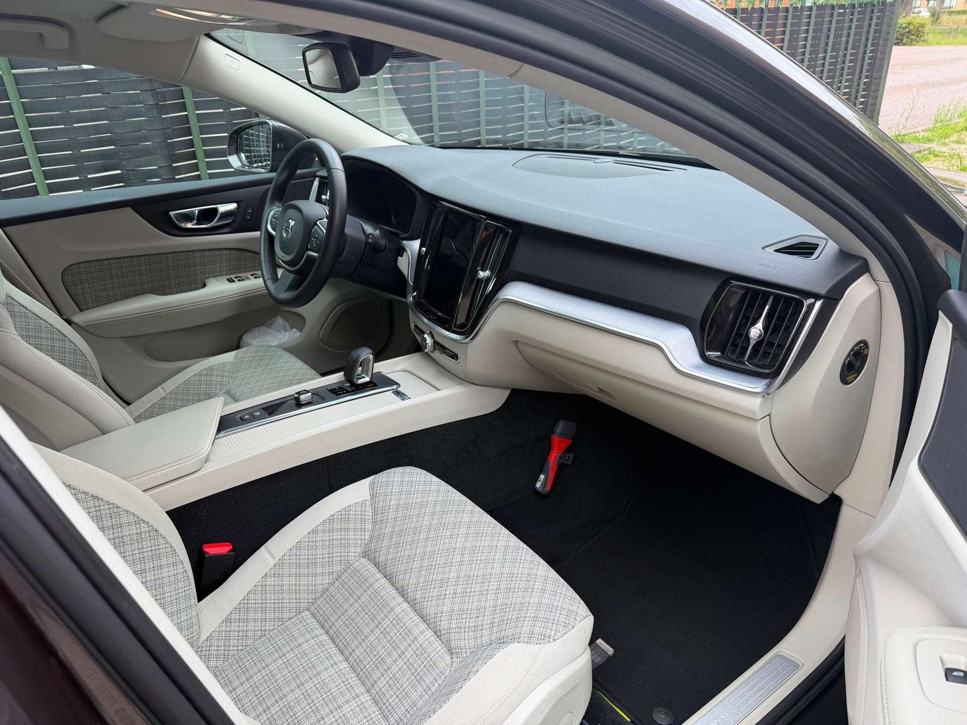 Foto 15 van Volvo V60 2.0 B3 Essential grijs 2022 1EIG|LED|NAVI|NAP