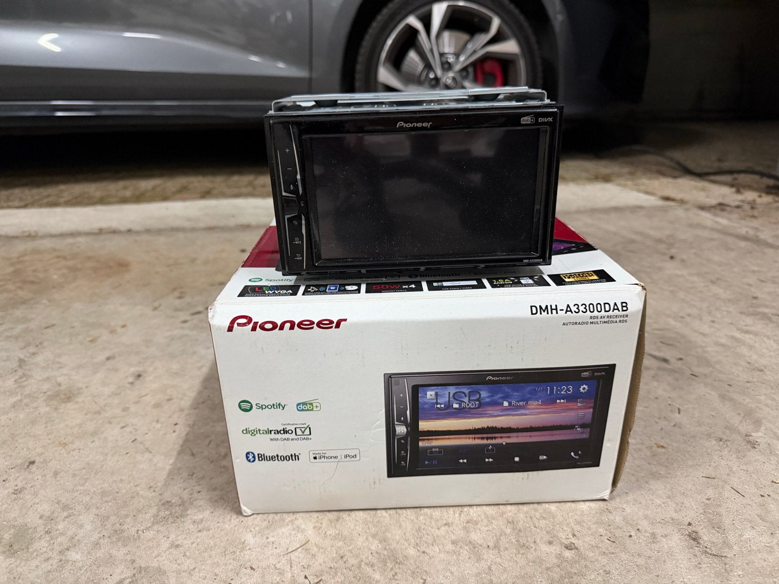 Pioneer DMH-A3300DAB autoradio met extra bekabeling, Ophalen of Verzenden, Zo goed als nieuw