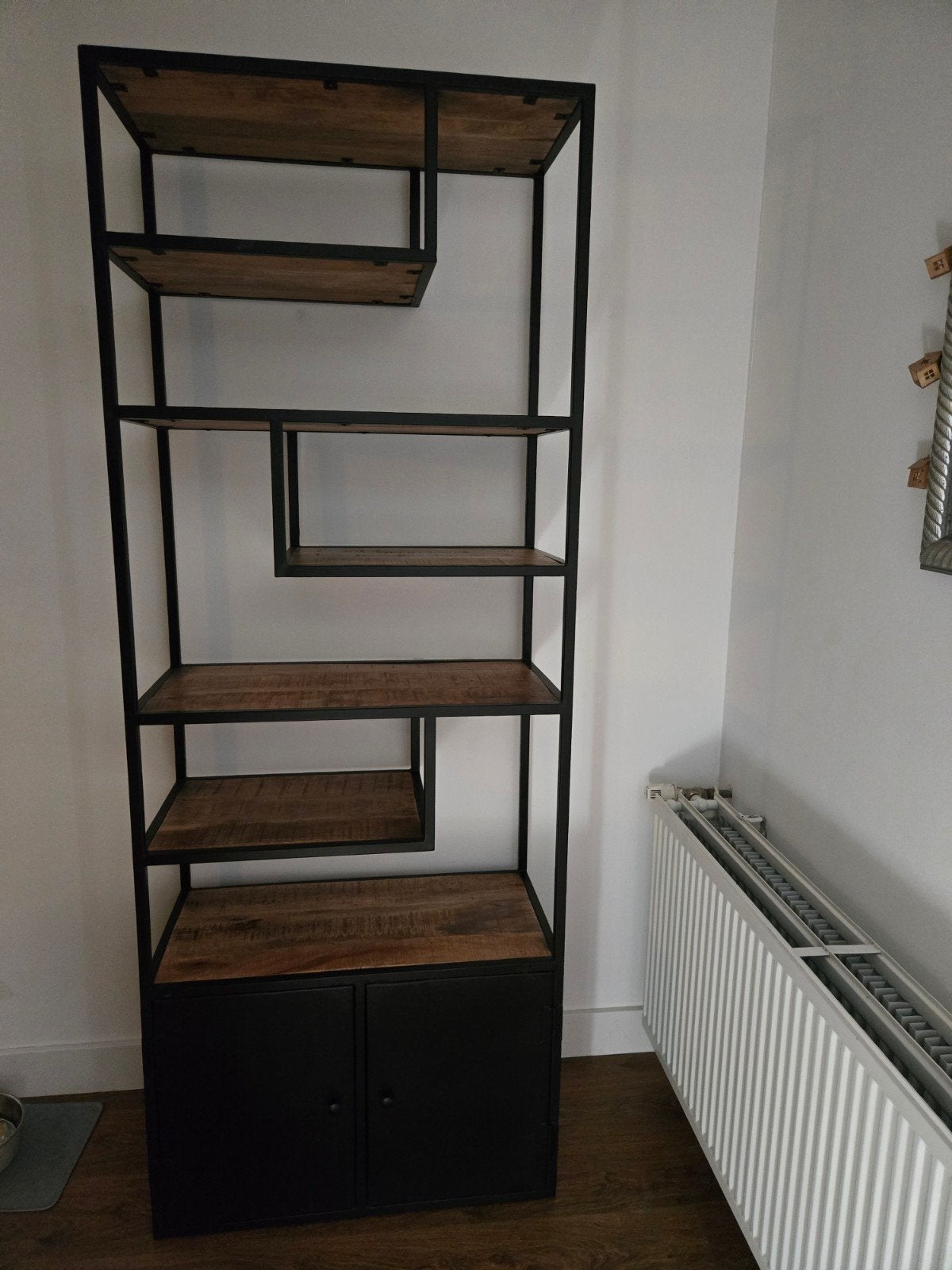 Industriële Boekenkast met Opbergruimte - Zwart Metaal+Hout, Huis en Inrichting, Kasten | Boekenkasten, Overige houtsoorten, Met deur(en)