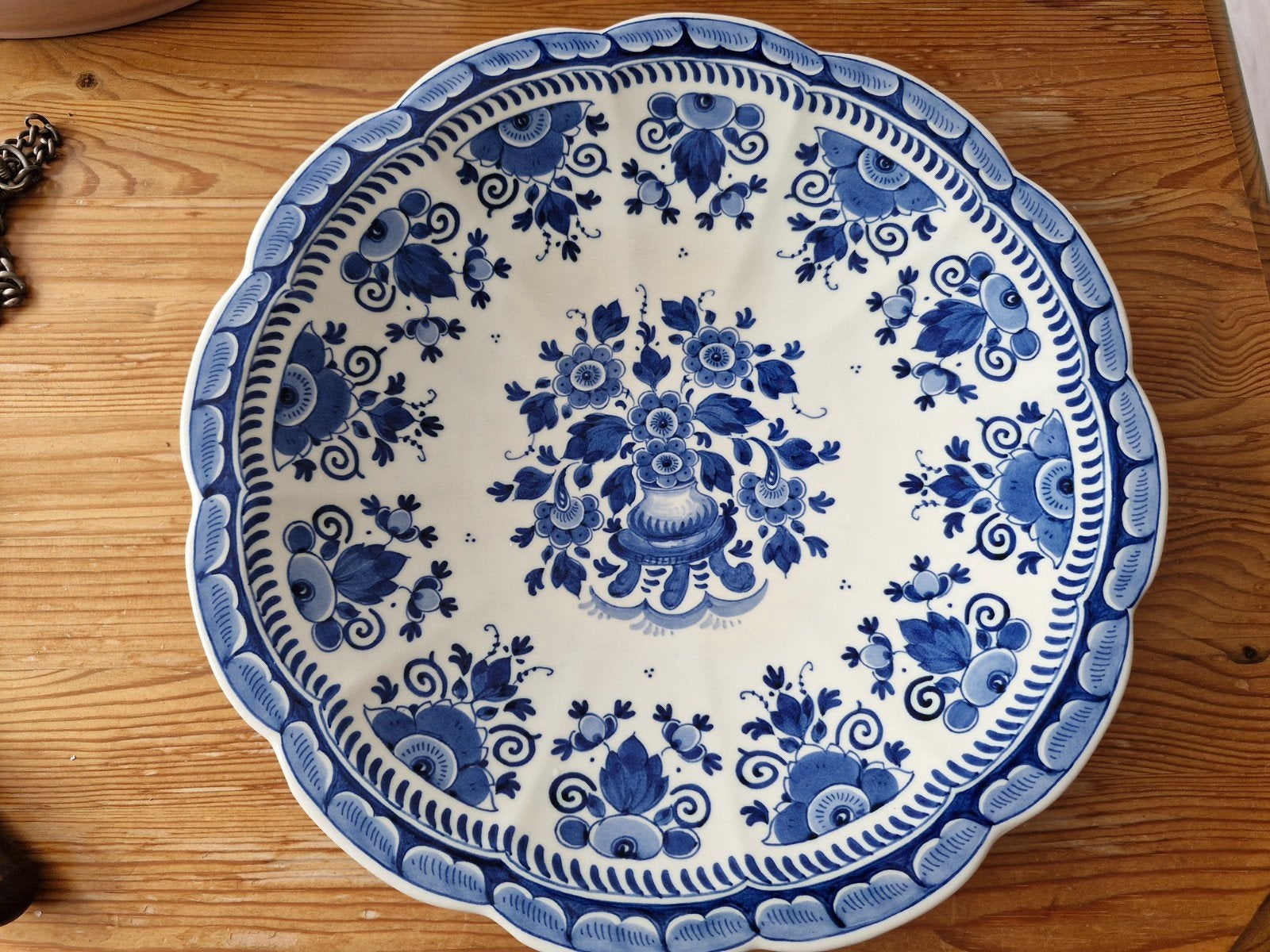 Delfts Blauw Wandbord - Handgeschilderd Bloemmotief, Antiek en Kunst, Antiek | Keramiek en Aardewerk, Ophalen of Verzenden