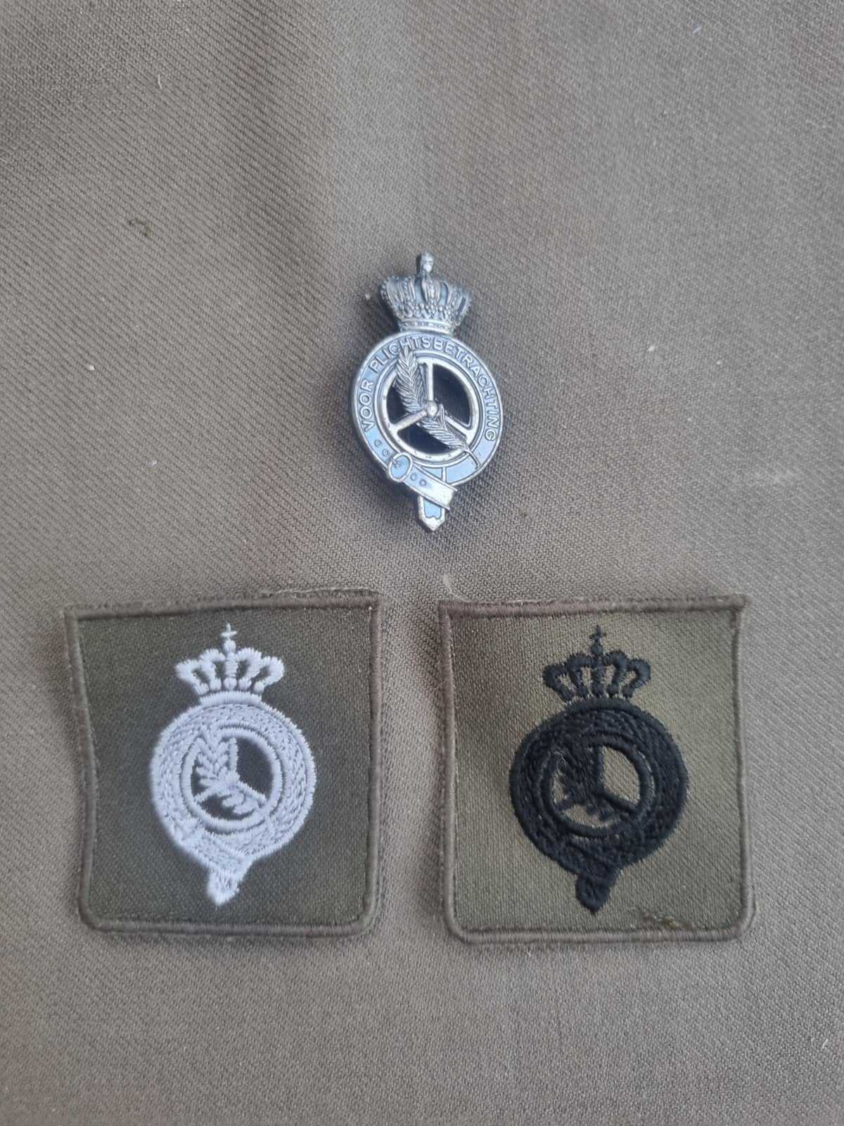 Speld en patches uitmuntend voertuig bestuurder, Ophalen of Verzenden, Landmacht, Nederland, Embleem of Badge
