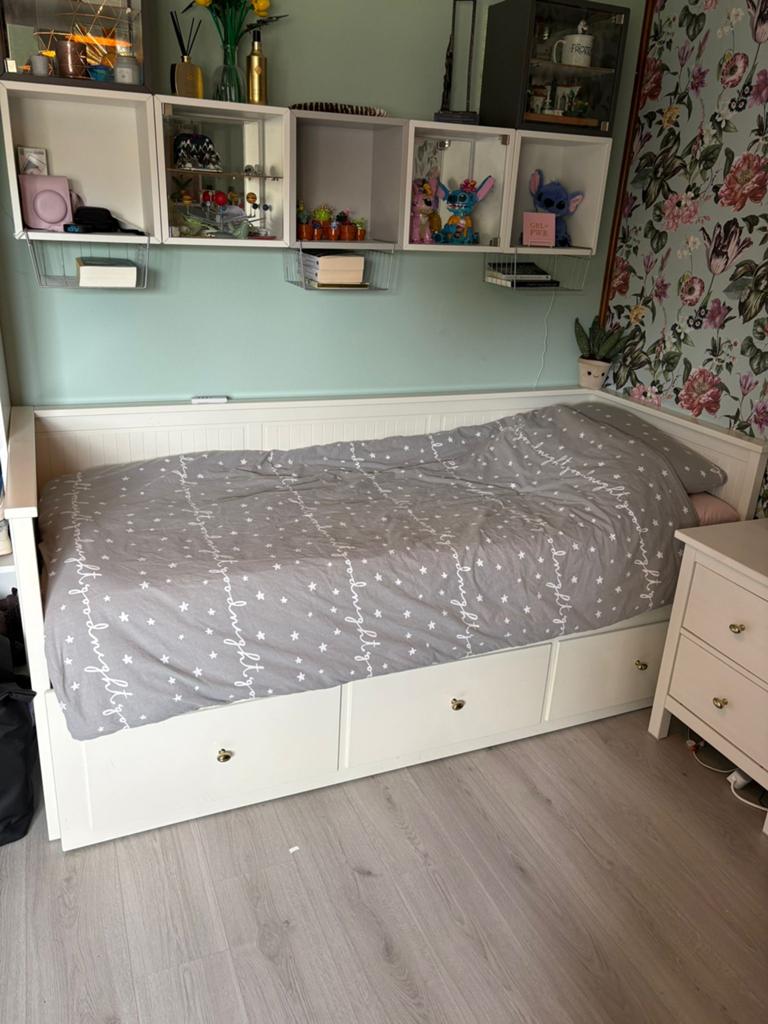 Ikea hemnes bed bank (1 en 2 persoons), Huis en Inrichting, Ophalen, Wit, Tweepersoons, Zo goed als nieuw