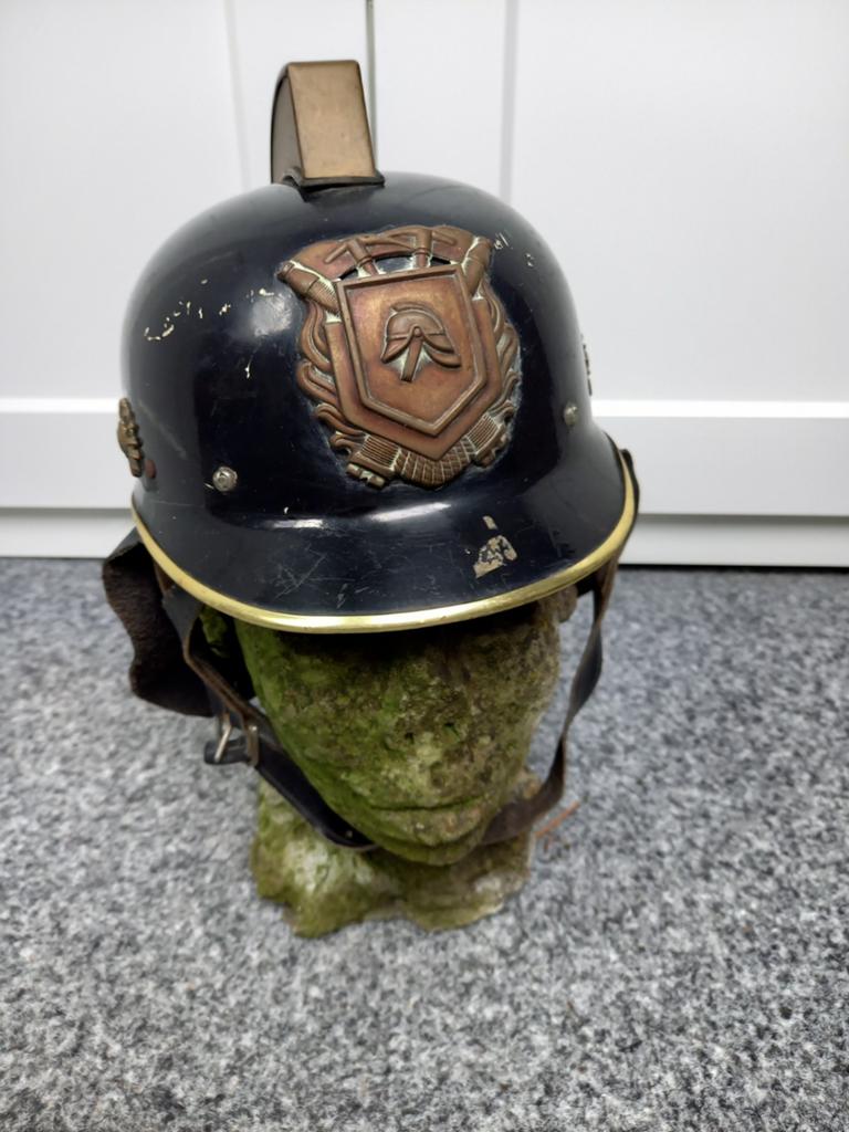Vintage Brandweerhelm - Zwart met Koperen Details, Ophalen of Verzenden, Overige soorten, Overige gebieden, Helm of Baret
