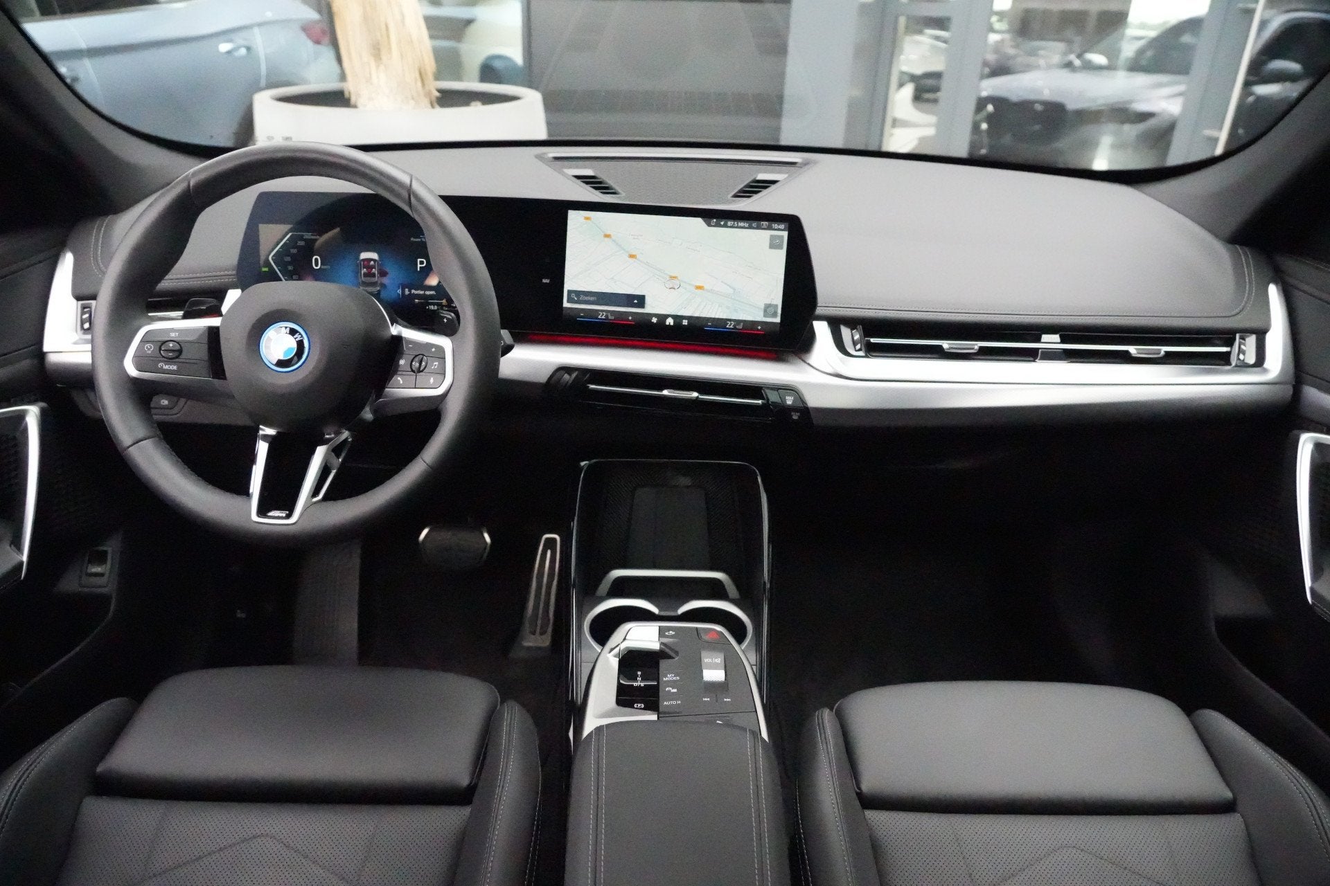 BMW X1 xDrive25e M Sport Pro 245pk Panoramadak/Navigatie/Cam, Gebruikt, Beige, Bedrijf, Hybride Elektrisch/Benzine
