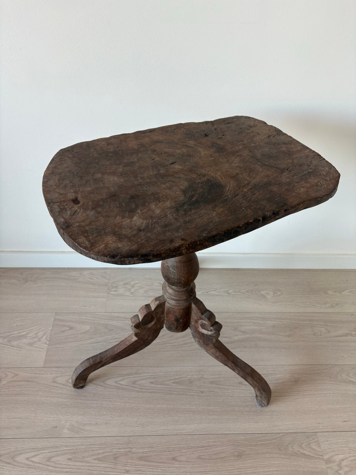 Antieke houten bijzettafel met gedraaide poot, Ophalen of Verzenden