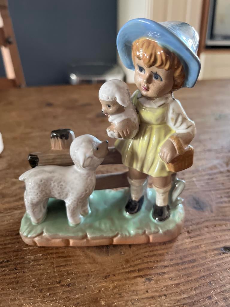 Vintage porseleinen beeldje: meisje met lammetjes, Ophalen, Gebruikt, Mens
