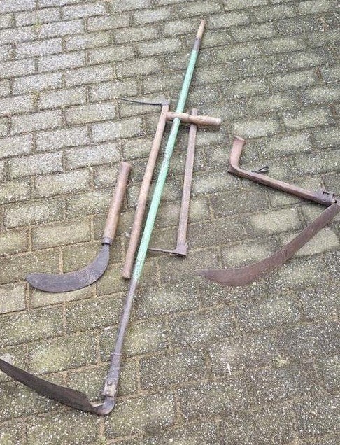 Oude landbouwwerktuigen: zeisen, sikkels en zaag, Ophalen of Verzenden