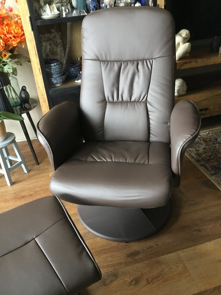 Fauteuil draaibaar met hocker, Ophalen, Kunststof, Minder dan 75 cm, Zo goed als nieuw