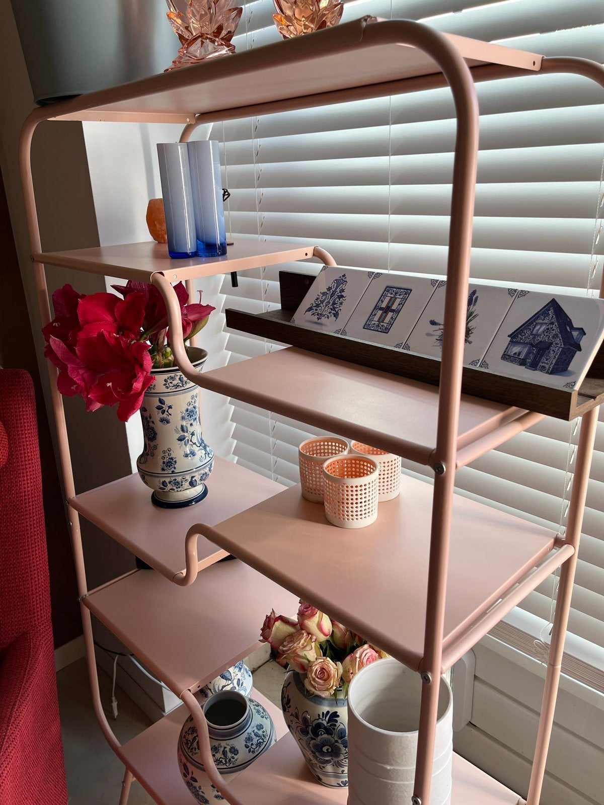 Modern rekje in zacht roze/zalm - 141x80x31 cm, Ophalen, Gebruikt