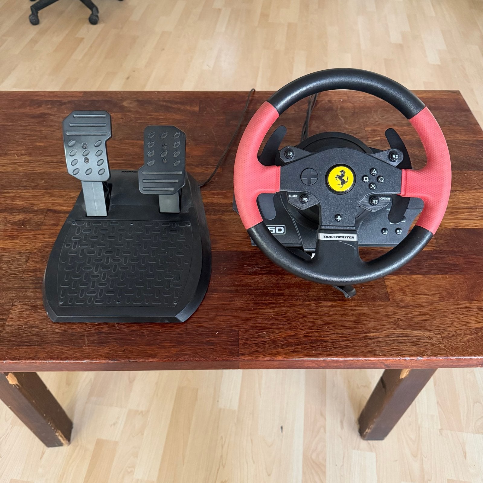 Thrustmaster T150 racestuur met pedalen - Werkt perfect!, Racestuur, Gebruikt, Verzenden, Force feedback