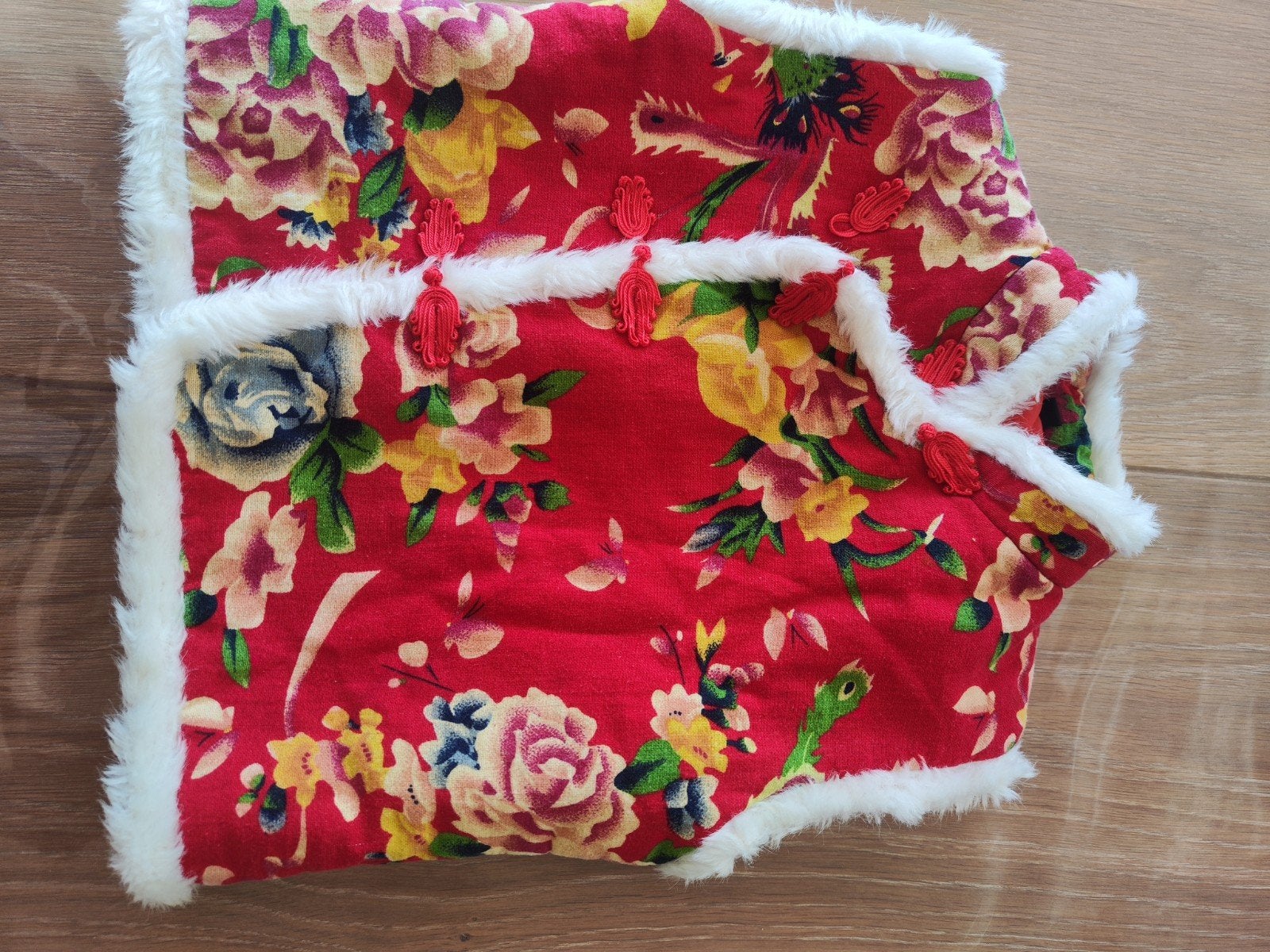 Nieuw handgemaakt gilet met bloemenprint en bontrand, Ophalen of Verzenden, Nieuw, Meisje, Jas