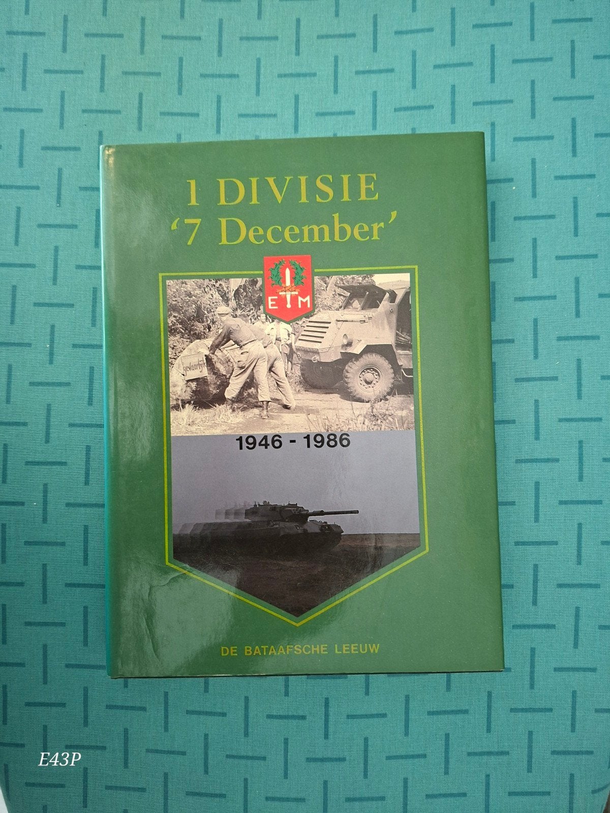 1 Divisie '7 December' 1946-1986 - De Bataafsche Leeuw, Boeken, Ophalen of Verzenden