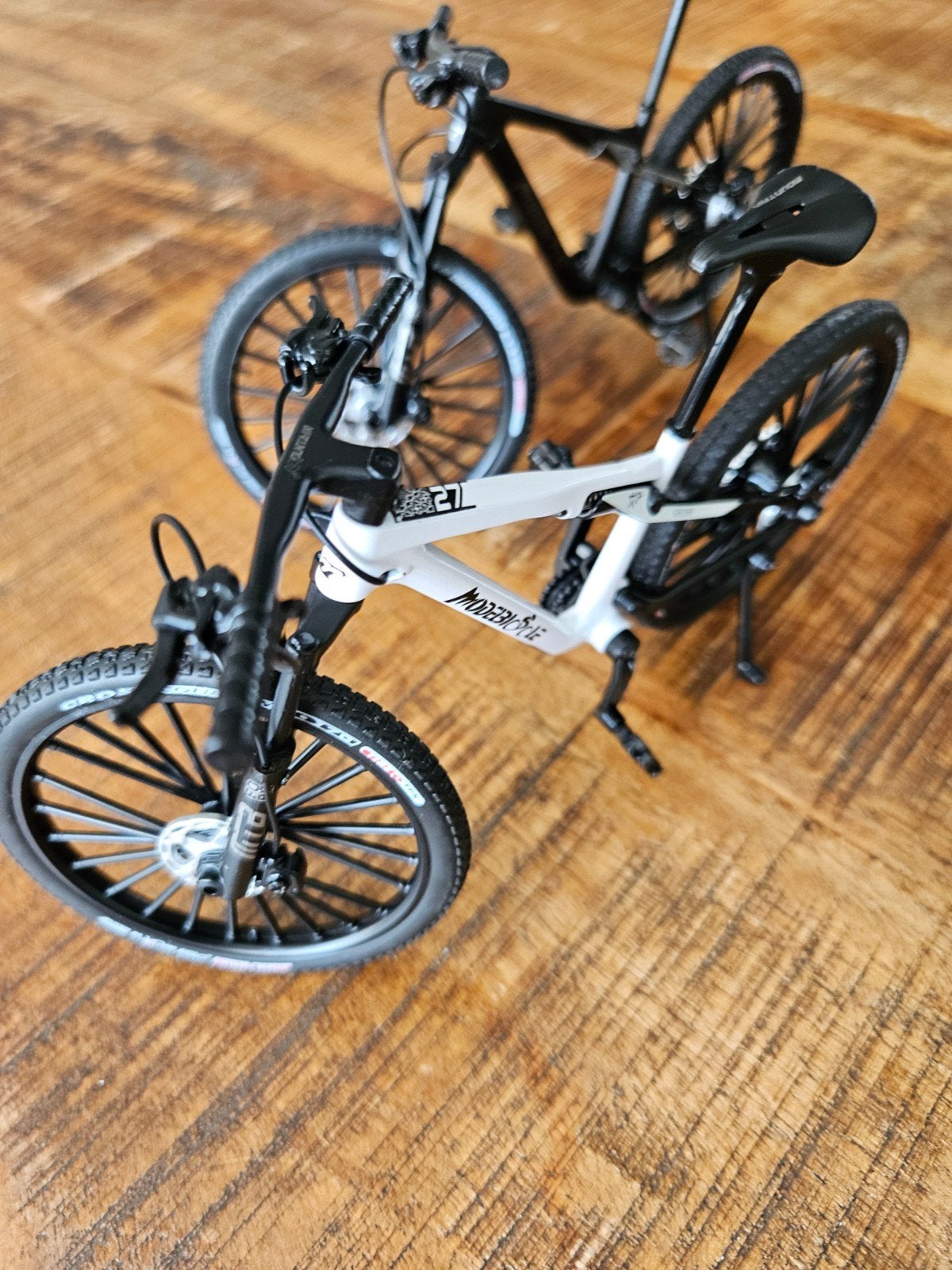 Miniatuur mountainbikes - set van 2 nieuw, 1:32 tot 1:50, Overige typen, Zo goed als nieuw, Ophalen