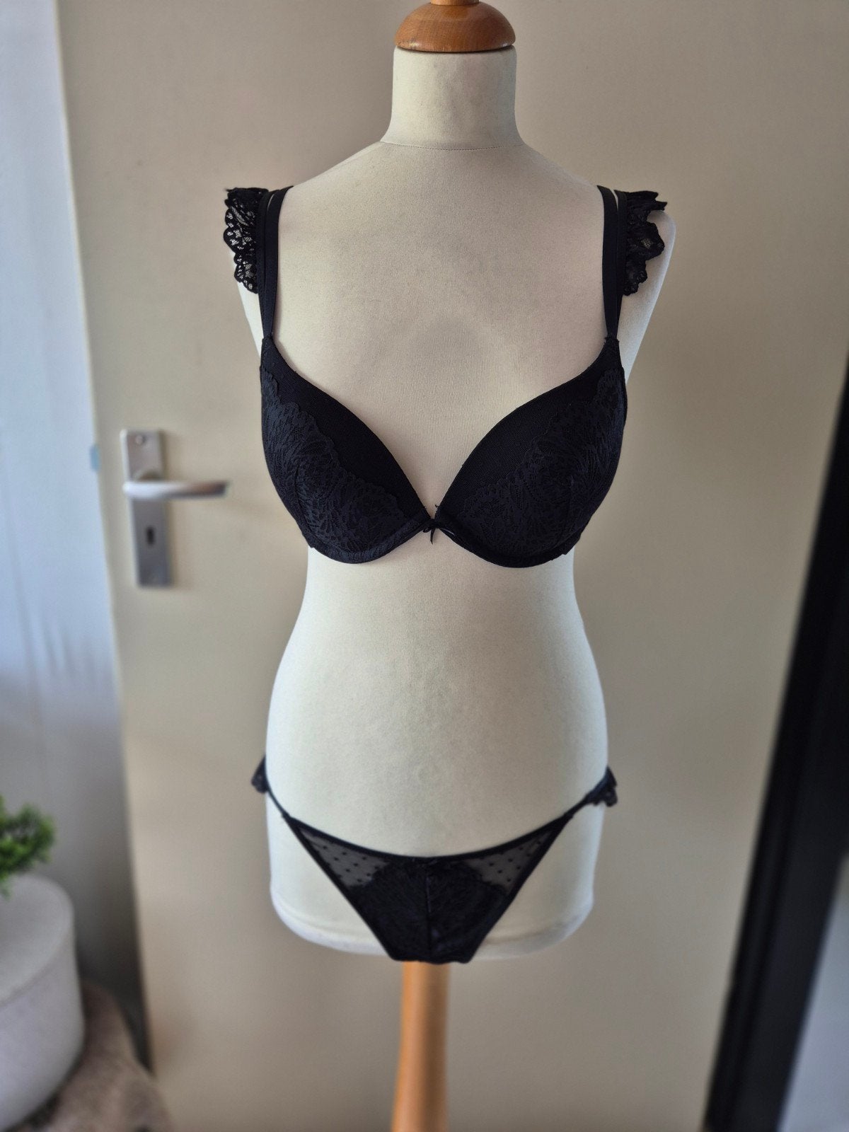 Hunkemöller Lingerieset Zwart – bh 80B & String M zgan, Ophalen of Verzenden, Zwart, BH