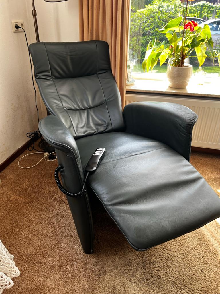 Comfortabele relaxfauteuil met elektrische bediening, Huis en Inrichting, Fauteuils, Ophalen, Gebruikt, Leer, 75 tot 100 cm