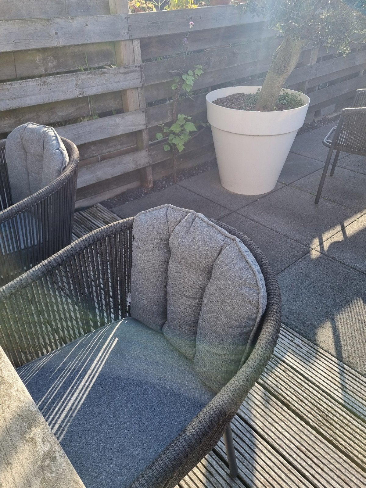Foto 6 van Rough X houten tuintafel met 4 stoelen en kussens