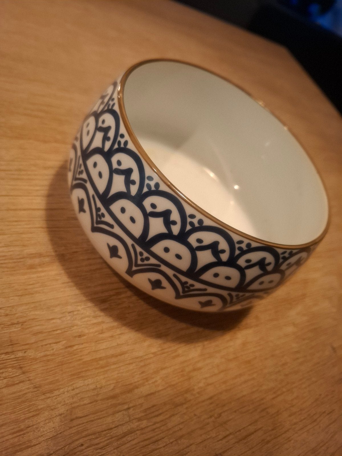 Riverdale handgeschilderde schaal, blauw/wit, 13cm, Huis en Inrichting, Woonaccessoires | Schalen en Manden, Ophalen, Porselein of Keramiek