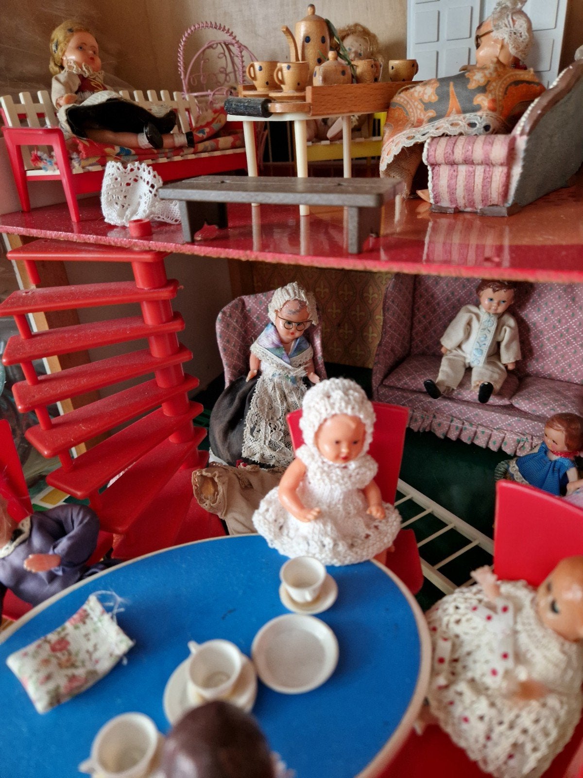 Prachtig poppenhuis uit 1957 met antieke popjes, Ophalen, Zo goed als nieuw