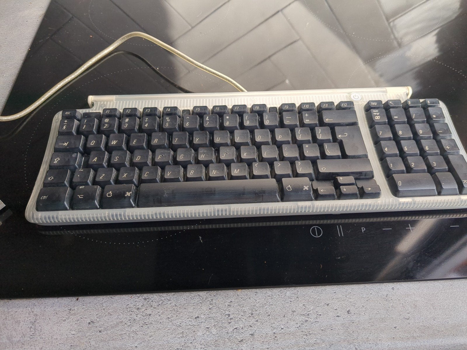 Apple G3 Keyboard M2452 (QWERTY) - Bedraad, Computers en Software, Gebruikt, Ophalen of Verzenden, Qwerty, Apple