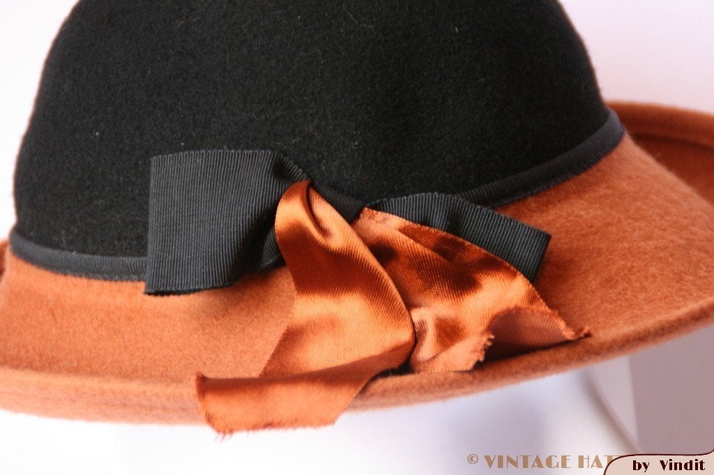 kleine Vintage Dameshoed bruin en zwart met strik 53, Gebruikt, Meisje, Hoed, Ophalen of Verzenden