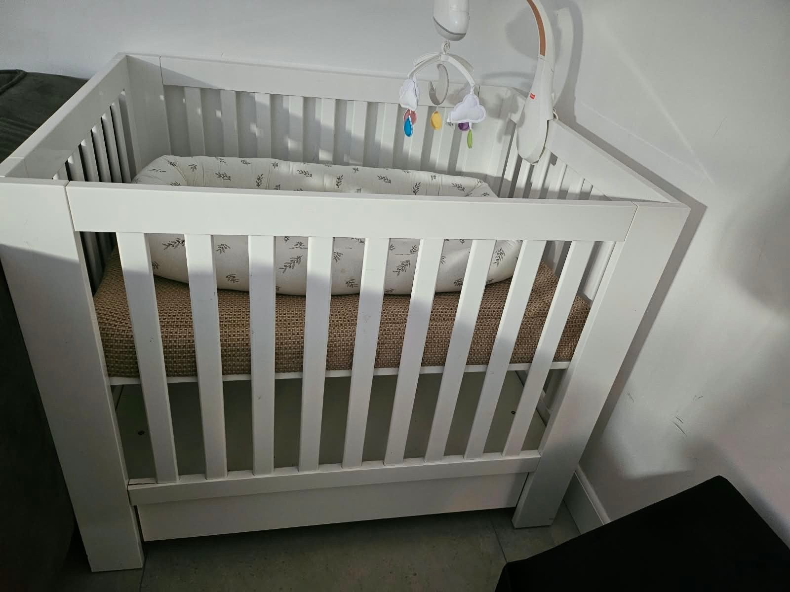Wit babybedje met matras, Kinderen en Baby's, Ophalen, 70 tot 85 cm, 140 tot 160 cm, Zo goed als nieuw
