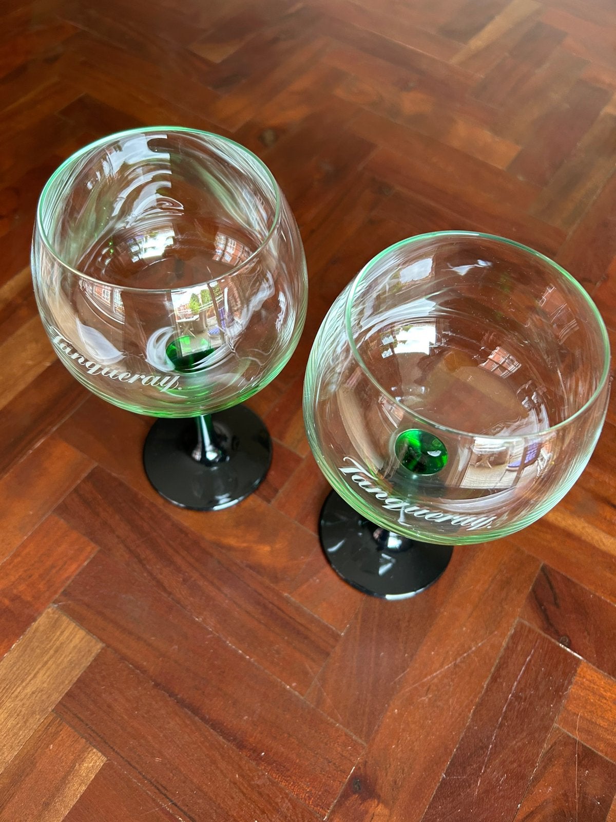 Twee Tanqueray glazen zwaar groen zgan, Ophalen of Verzenden, Zo goed als nieuw, Overige typen