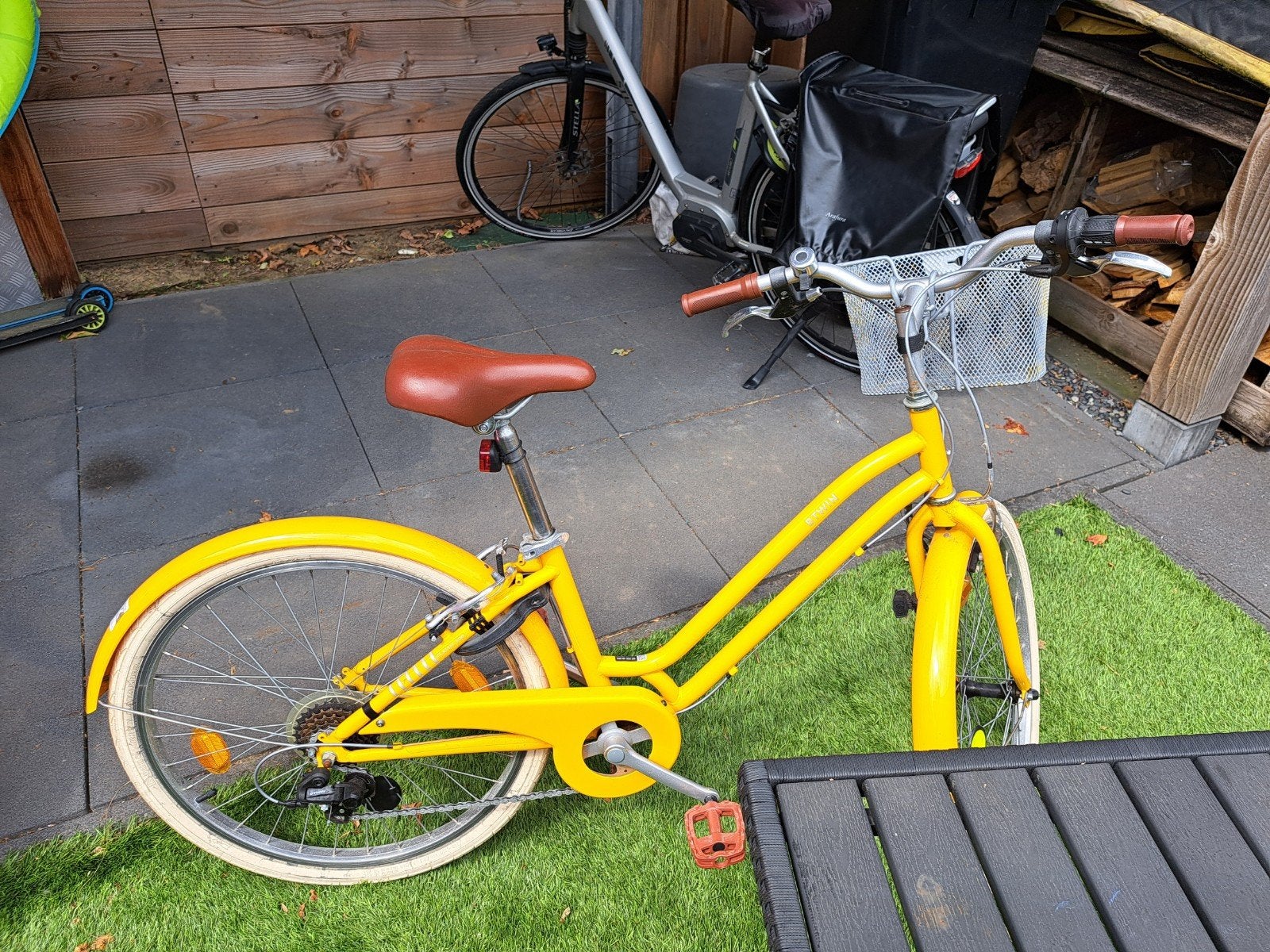 Gele kinderfiets met versnellingen en mandje, Gebruikt, Velgrem, Versnellingen, Minder dan 47 cm