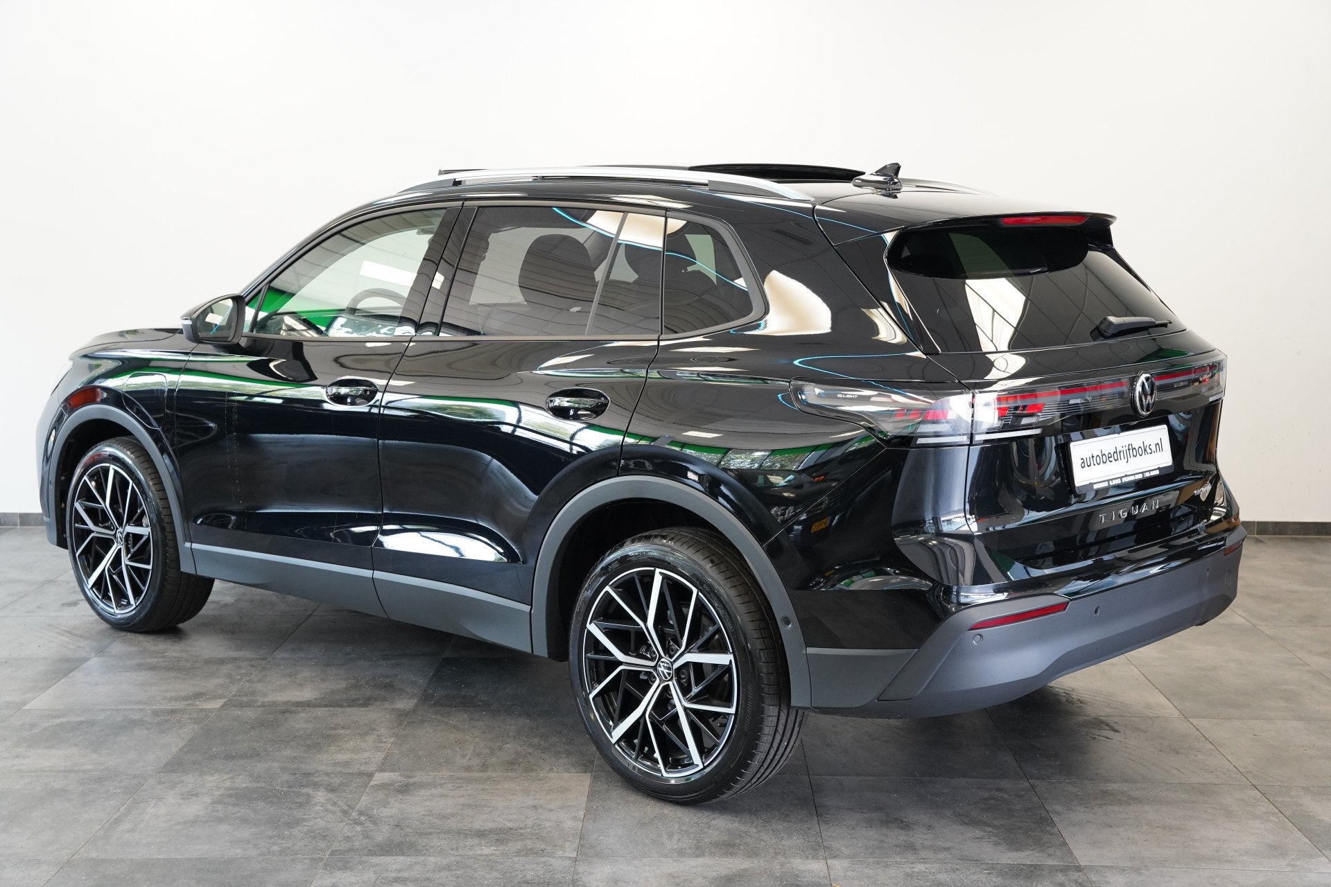 Volkswagen Tiguan 1.5 eHybrid Life Park/Trailer Assist IQ li, Auto's, Stof, Zwart, Plug-in hybride, Bedrijf