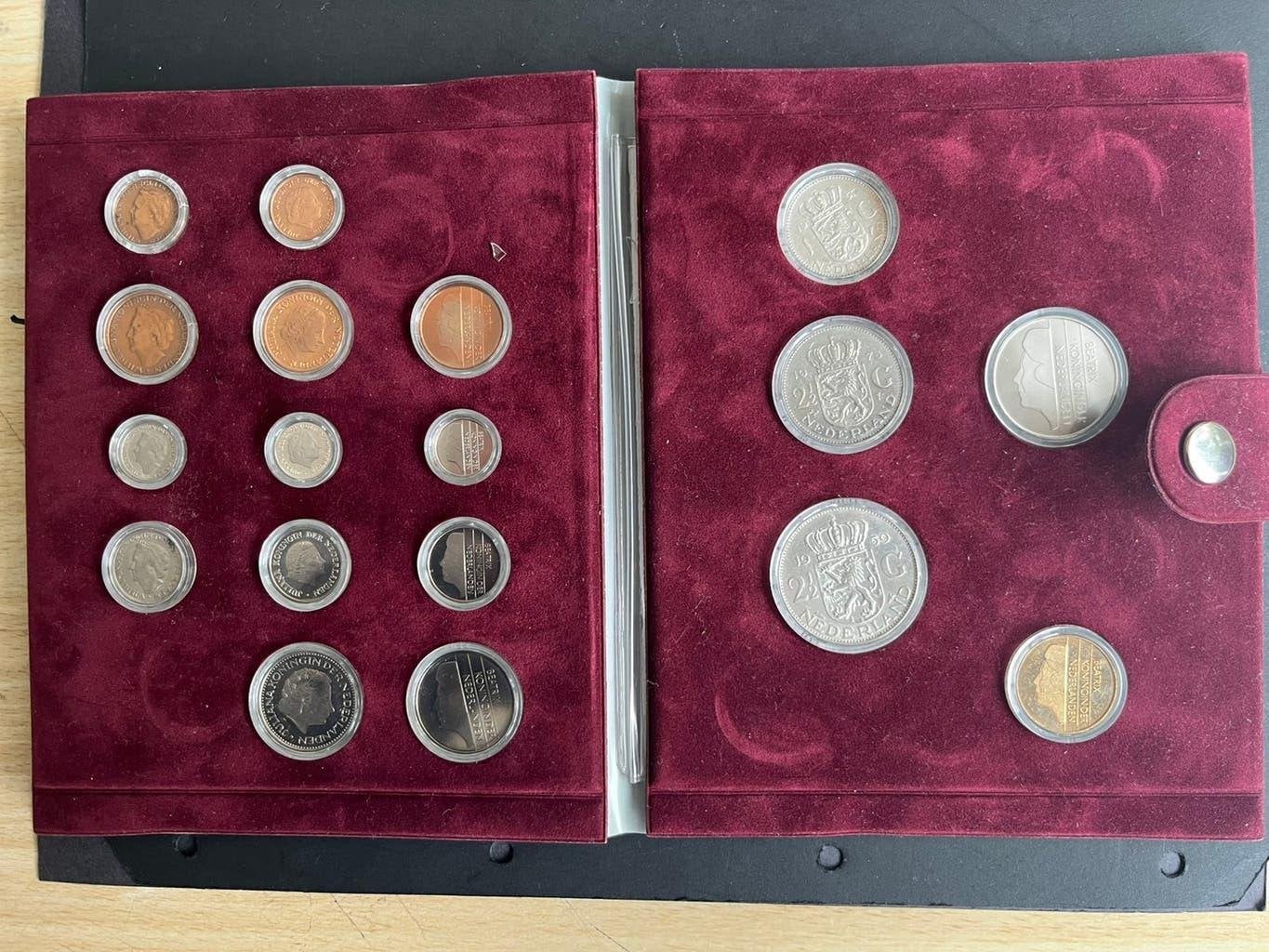 DRIE VORSTINNEN ZILVEREN SET  GULDEN-RIJKSDAALDER, Postzegels en Munten, Koningin Juliana, Zilver, 2½ gulden, Verzenden
