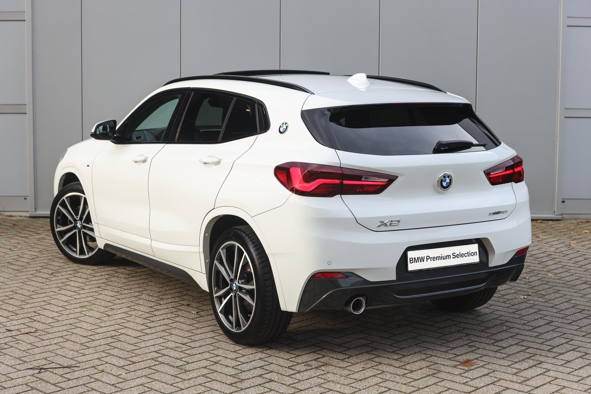 BMW X2 sDrive18i M Sport Automaat / Panoramadak / Trekhaak /, Auto's, BMW, 745 kg, Gebruikt, Met garantie (alle), Wit