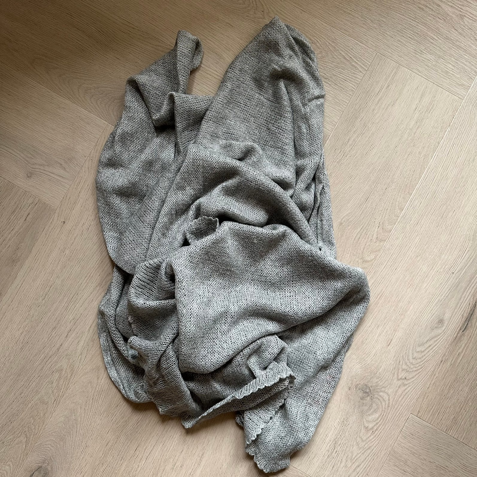 Zusss grijze sjaal, 70x200, grijs, Kleding | Dames, Ophalen of Verzenden, Zo goed als nieuw, Maat 46/48 (XL) of groter, Sjaal