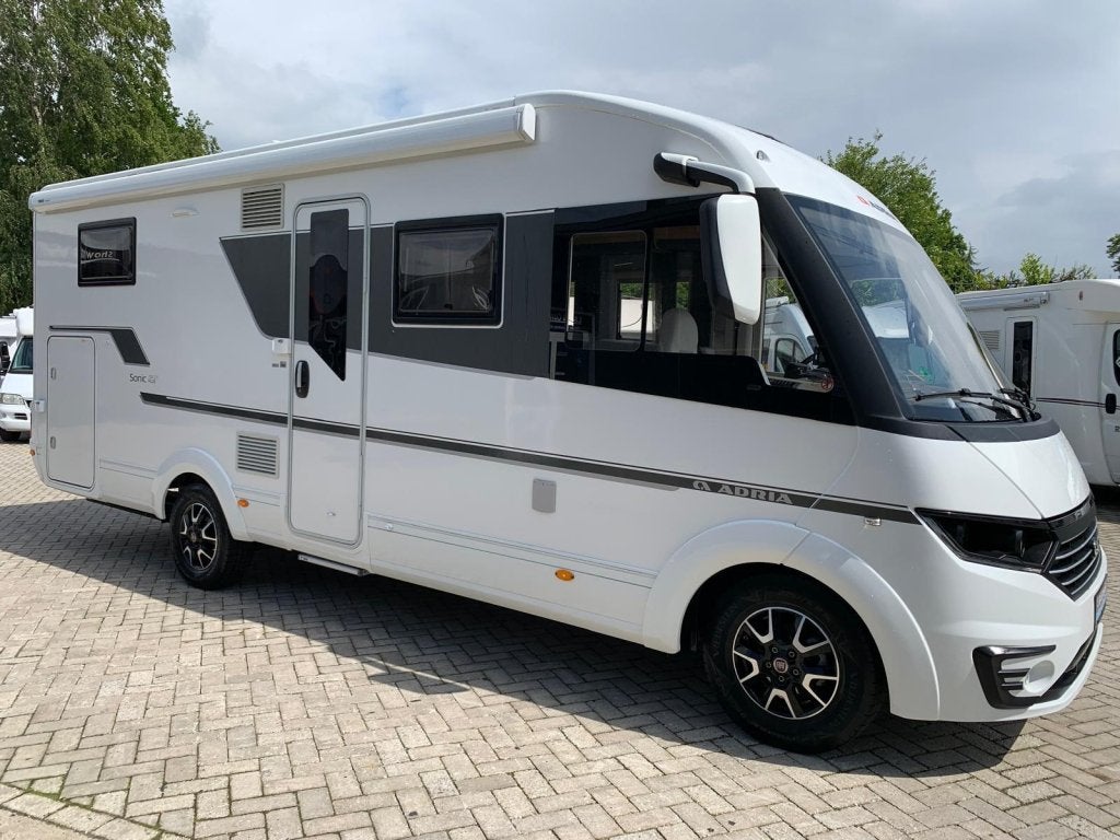 Adria Sonic Plus 700 DC Queensbed Hefbed 2019 Euro 6, Integraal, Ringverwarming, Fiat, Bedrijf