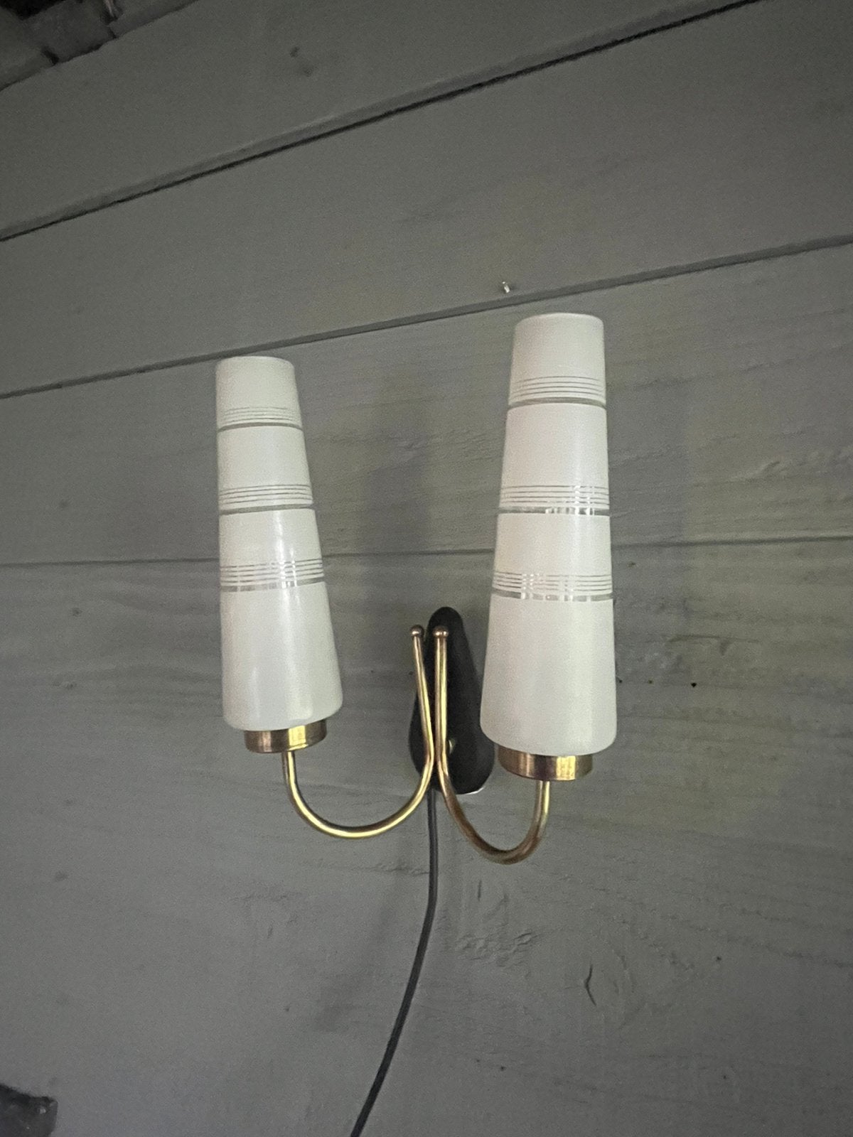 Vintage mid century opaal glazen messing wandlamp,, Gebruikt, E14 (klein), Ophalen of Verzenden, Glas