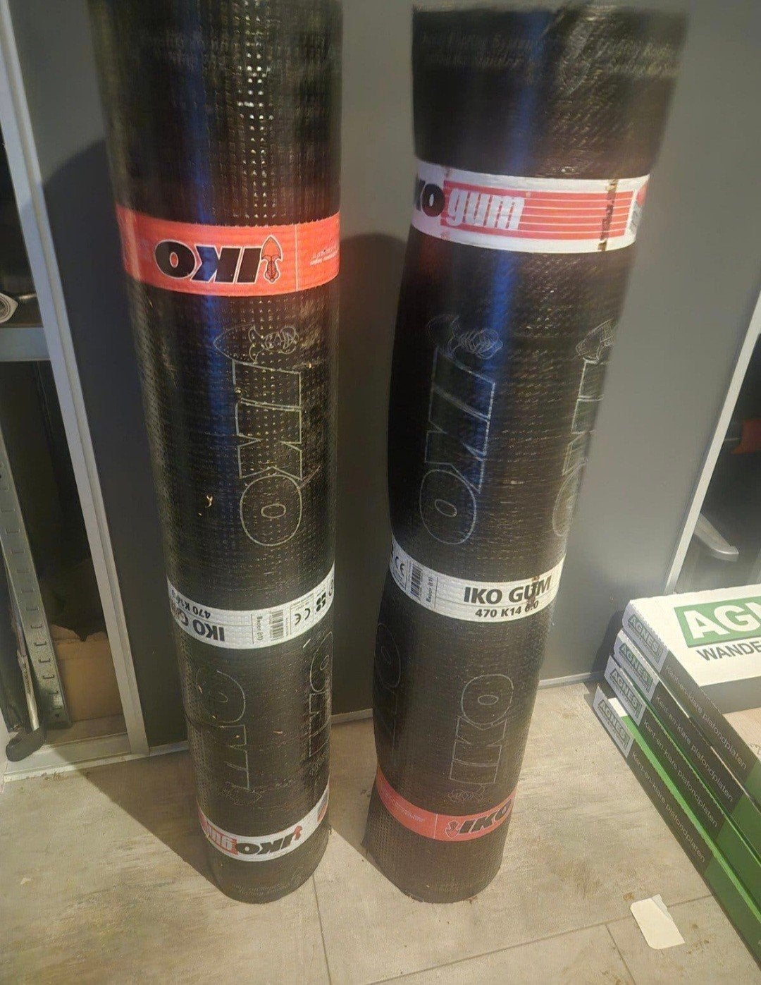 Twee rollen IKO Gum dakleer, type 470 K14, Ophalen