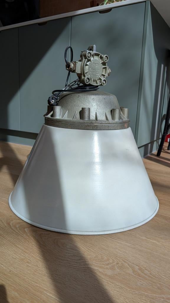 Oude fabriekslamp, Huis en Inrichting, Lampen | Hanglampen, Gebruikt, 50 tot 75 cm, Glas, Metaal, Ophalen