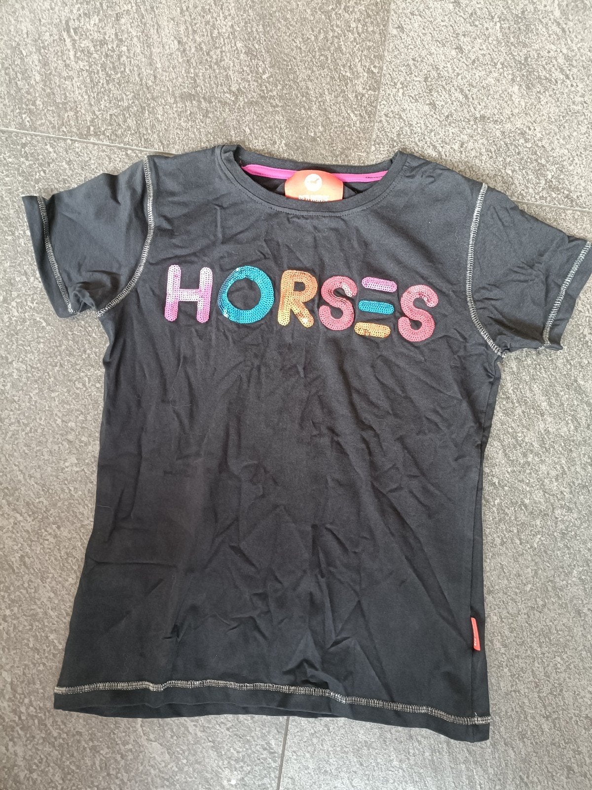 Zwart T-shirt met 'HORSES' pailletten maat 164, Kinderen en Baby's, Red horse, Jongen of Meisje, Ophalen of Verzenden, Zo goed als nieuw