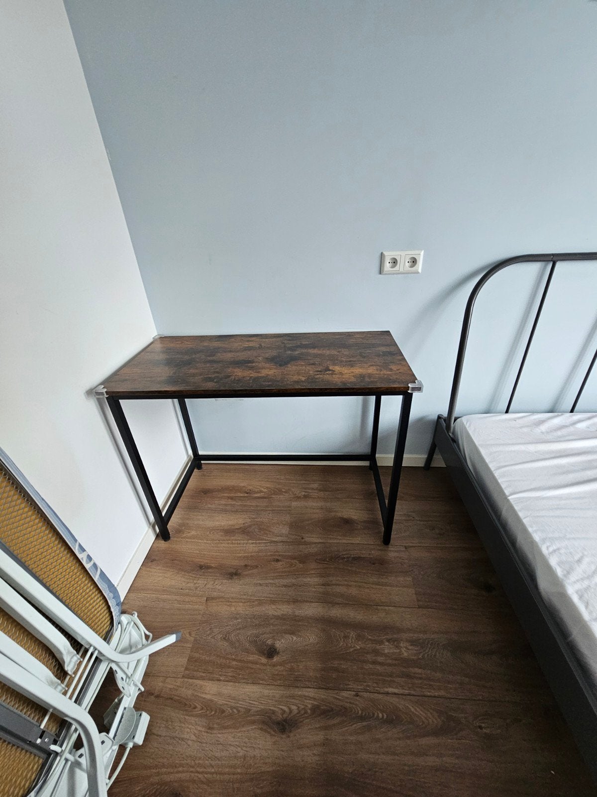 Compact bureau met donkerbruin blad en zwart metalen frame, Ophalen, Gebruikt, Hout, Bruin