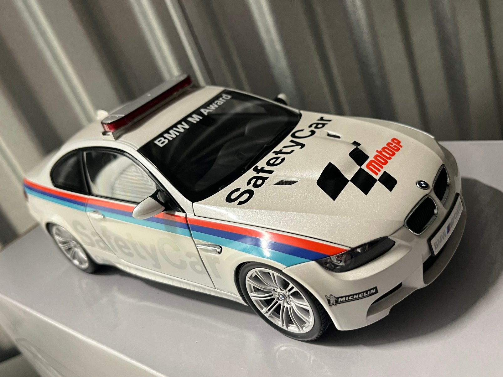 BMW M3 E92 Kyosho parelmoerwit 2008 MotoGP Safetycar, Ophalen of Verzenden, Zo goed als nieuw, Auto, Kyosho