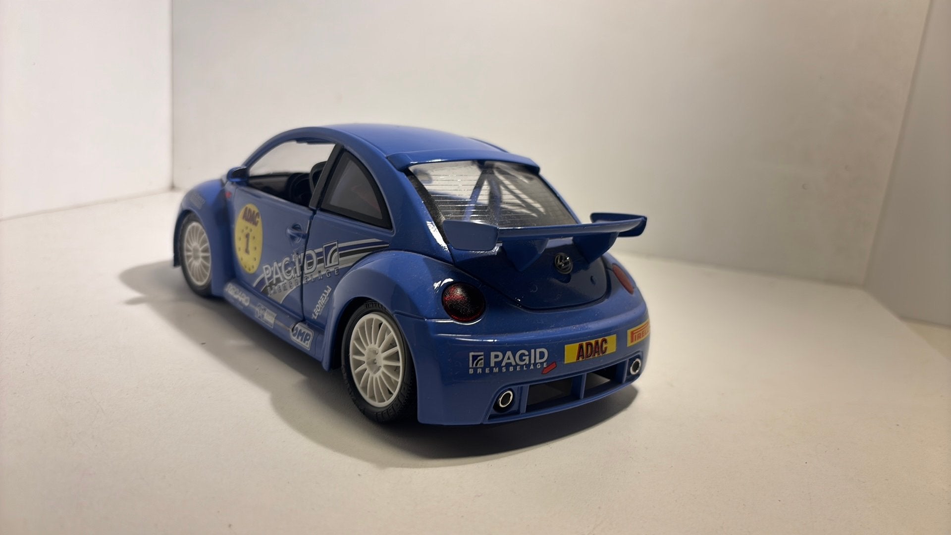 Volkswagen new beetle cup Bburago 1.18, Ophalen of Verzenden, Bburago, A, A