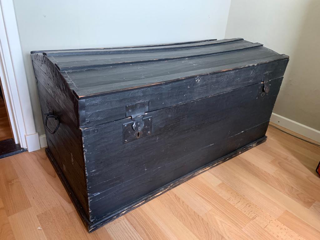 Prachtige zwarte sleetse opbergkist, scheepskist, schatkist, Ophalen