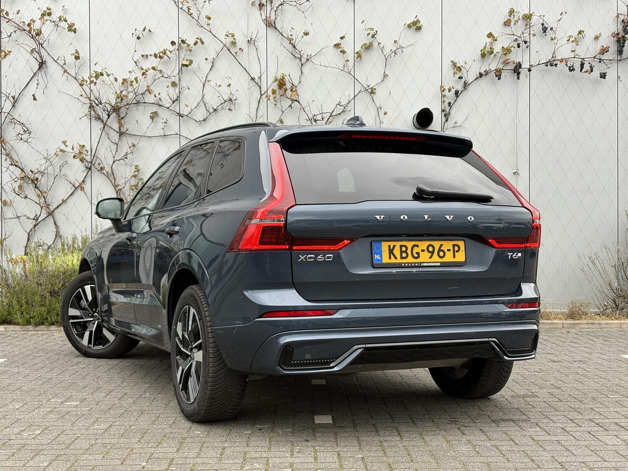 Volvo XC60 2.0 T6 Plug-in hybrid AWD Plus Dark | Schuif/kant, Auto's, Automaat, 12 maanden, Gebruikt, Euro 6