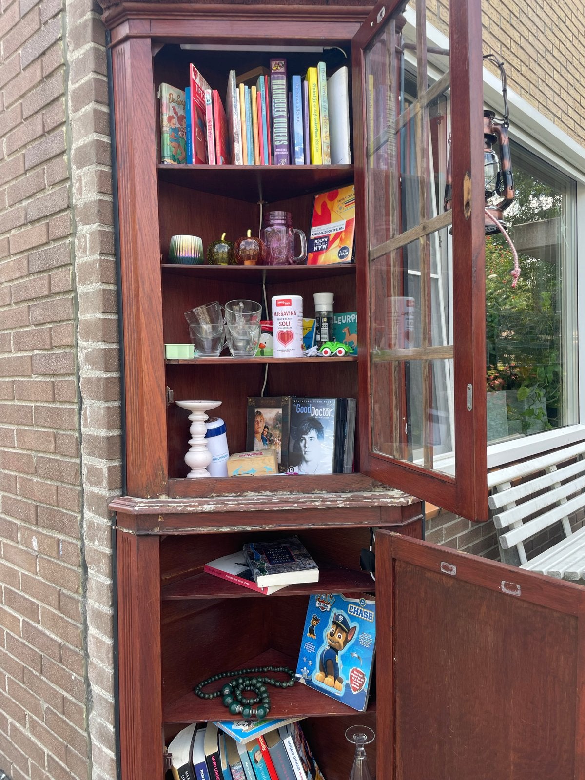Weggeefkast weer aangevuld met diverse items, Ophalen
