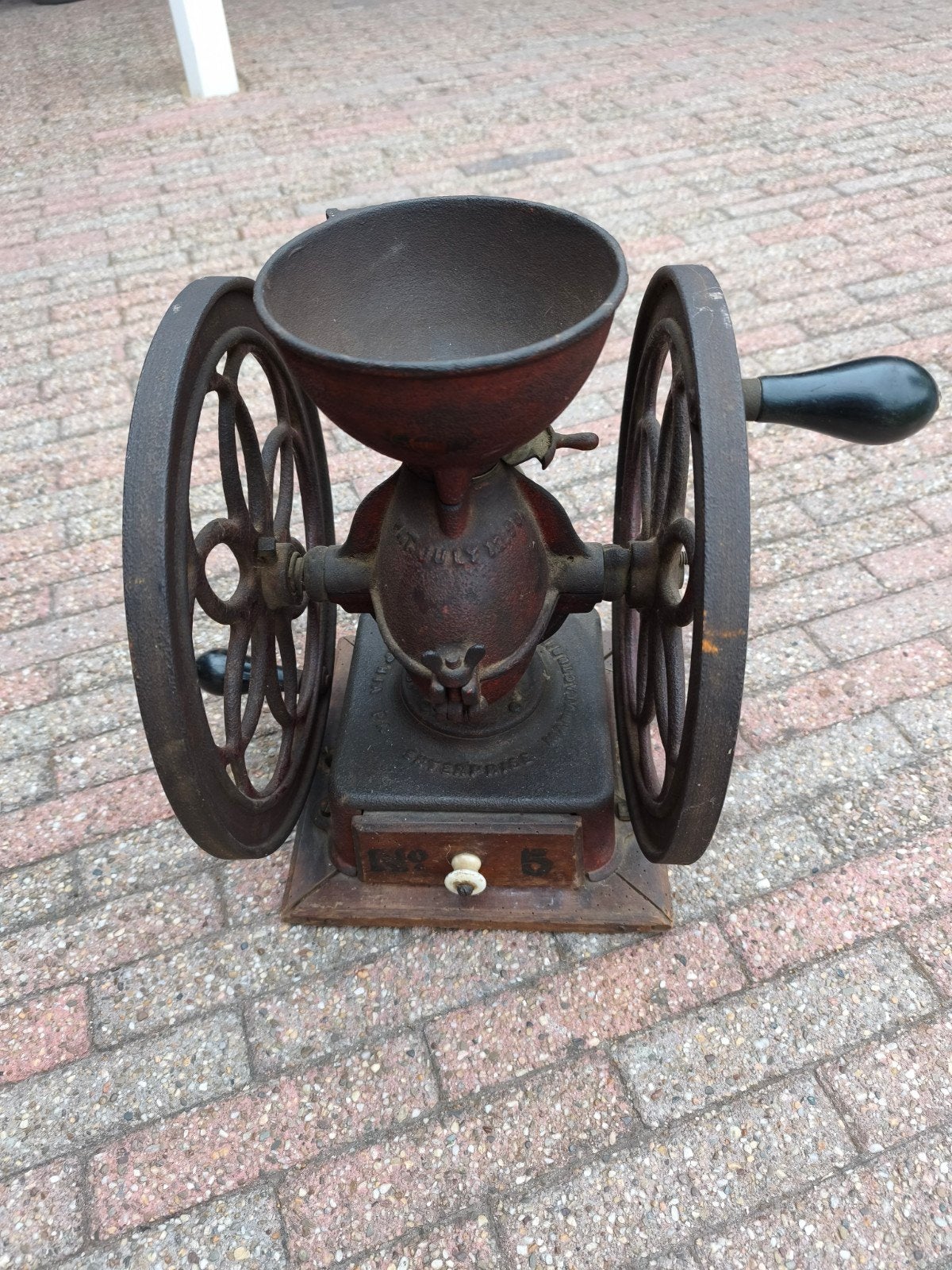 Antieke Enterprise Mfg. Co. koffiemolen No. 5, Ophalen