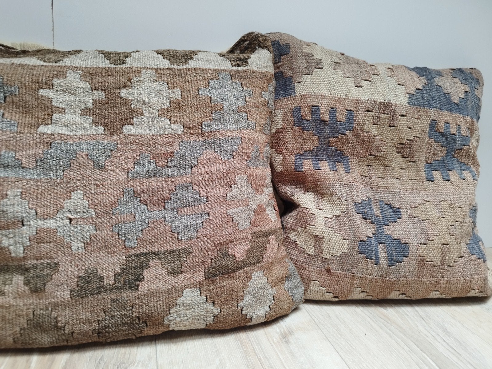 2x Vintage Kelim geweven wollen kussens 45x45xm Terra, Verzenden, Zo goed als nieuw, Beige, Vierkant