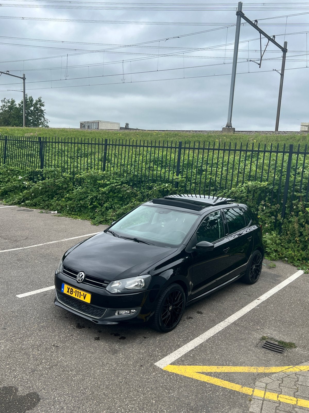 Volkswagen Polo 1.2 TSI 77KW 2011 Zwart, Auto's, Voorwielaandrijving, Dealer onderhouden, 40 €/maand, Zwart